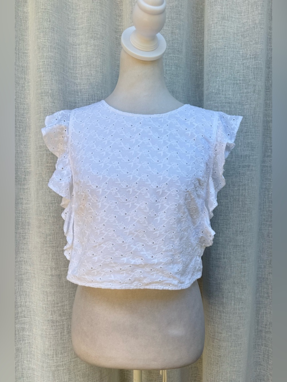 Lilly Pulitzer white fish eyelet pattern sleeveless ruffle crop top